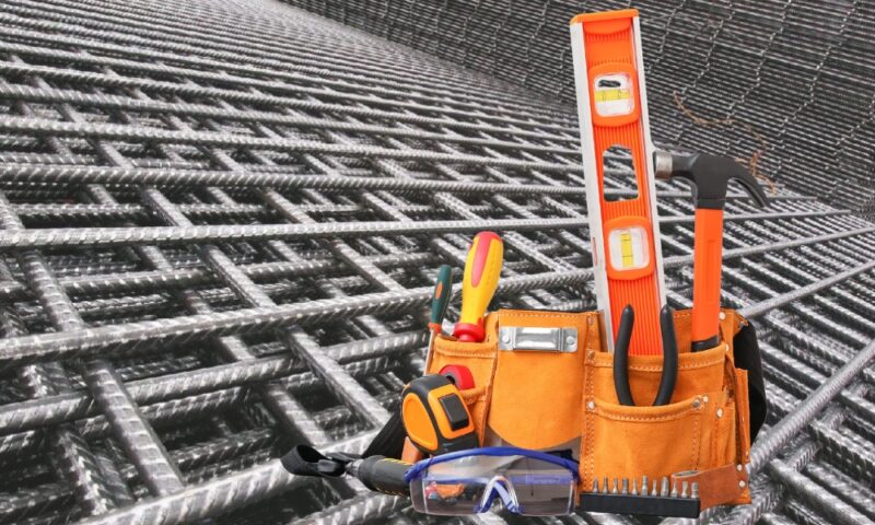 Mrežasta konstrukcija od armature može se lako pretvoriti u čvrstu i praktičnu policu za alat