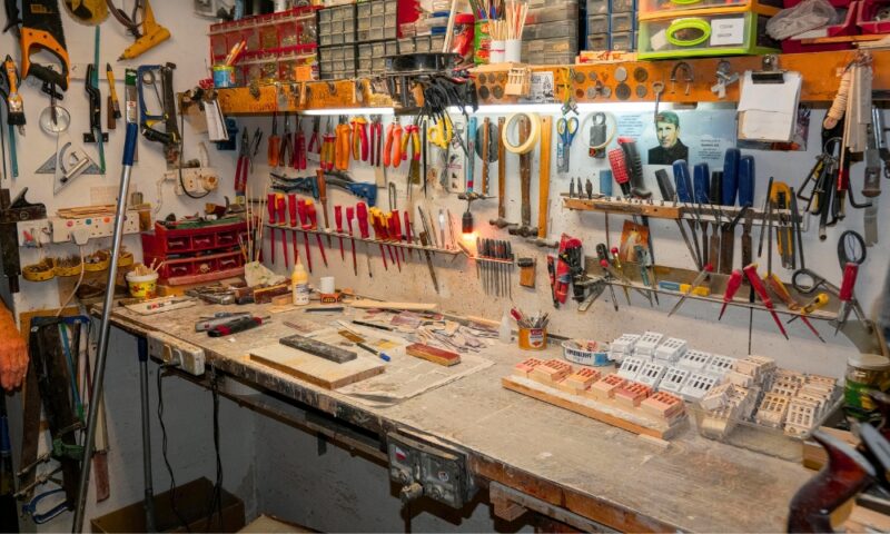 Zidni organizator za alat napravi od ploče sa kukama i montiraj je na zid