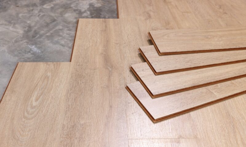 Za postavljanje laminata potreban je ravan pod i osnovni alat poput testere, metra i gumene palice