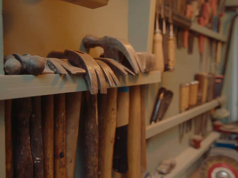 prikaz umutrašnjosti ormarića sa alatom 